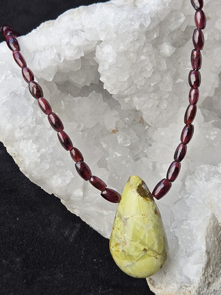 Collier avec grosse pierre jaune
